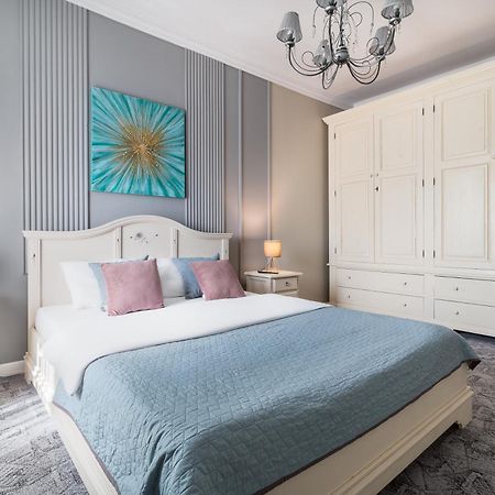 Moonlight Central Apartments Oradea Bagian luar foto